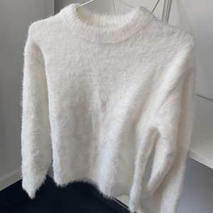 Säljer denna lurviga vita tröja från hm i storlek Xs, använt några gånger. Ordinarie pris 149:-, säljer den för 50:- plus frakt.