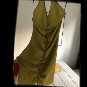 Party klänning - En grön glittrig klänning, passar till exempel till fest sommar kväll med en vit skjorta!! Verkligen jätte fin säljs på grund av aldrig använd😚.  Köpare står för frakt