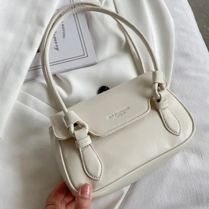 Beige/vit axelväska  - Vit/beige axelväska. Säljer då den ej kommer till användning. Helt oanvänd. Köpt för 199 säljer för 50 plus frakt🥰