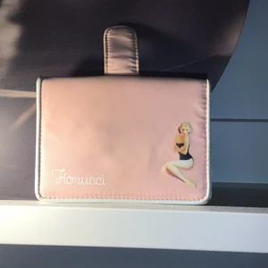 fiorucci plånbok äkta! - Säljer min mormors gammla fiorucci plånbok från 70-talet. Helt äkta, köpt för ganska dyrt men säljer för bättre pris. Den har lite fläckar i också men går säkert o få bort. Väldigt fin och praktisk plånbok får plats med mycket! Kan mötas upp i Malmö eller liknande 💋💋