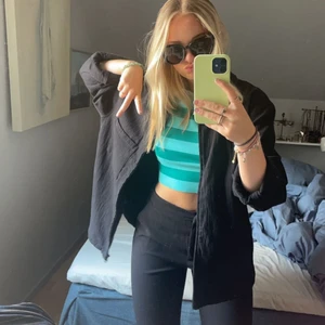 Jacka - Säljer denna slutsålda vår/sommar jacka från weekday! Så bekväm och snygg på samma gång☺️❤️ Fråga om fler bilder privat! 