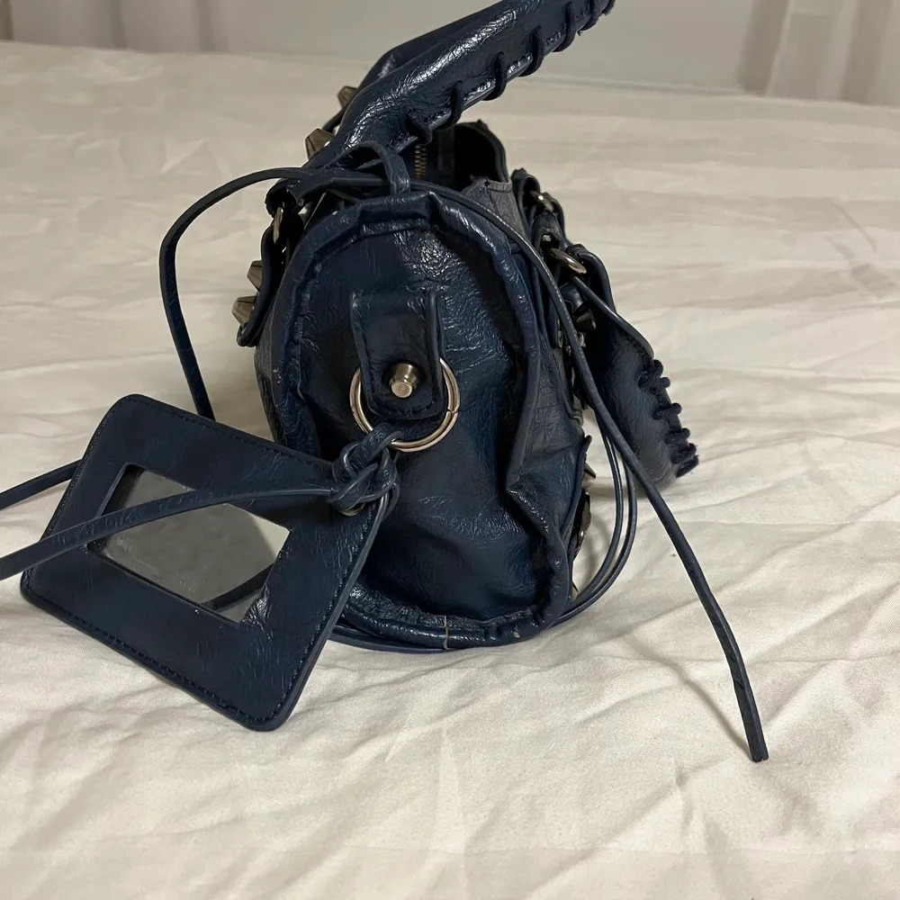 Säljer denna liknande Balenciaga väska i mörkblå. Den är riktigt snygg och rymlig, så man kan få plats med väldigt mycket saker. Kontakta mig ifall du skulle vara intresserad. Kan ta fler bilder när ja är hemma!💞💞. Väskor.