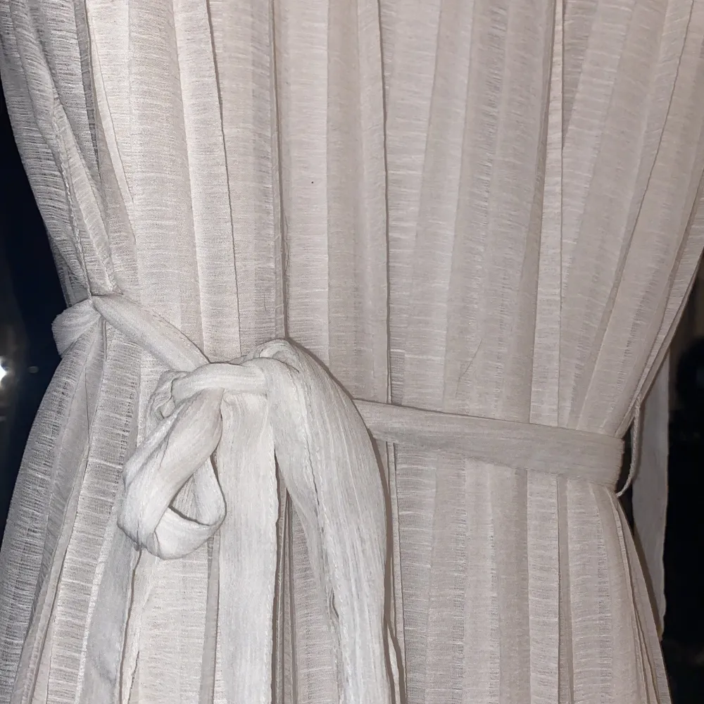 En jätte fin vit klänning, perfekt till studenten eller skolavslutningen!!💞 Den är använd en gång och köpt på bubbel room! Inga missfärgningar eller fläckar på den!💞 Orginalpris: 500kr. Klänningar.