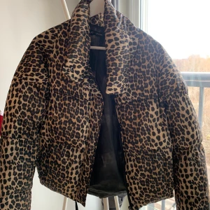 Höstjacka / vinterjacka /vårjacka - Höst/vår/vinterjacka i strl S. Passar även M. Trasig knapp, se bild!