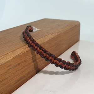 Egentillverkat örhänge (hoop) - Örhänget är flätat i två olika färger utav lädertråd