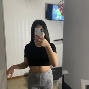 T-shirt - Det här är bara en vanlig stretchig T-shirt men jag gillar att göra den till magtröja istället för en vanlig T-shirt👌🏻😍 den här vet jag faktiskt inte vart den är ifrån och storleken är S