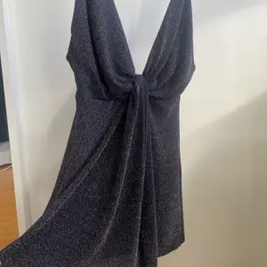 Super fin glittrig klänning från Sanne Alexandra Stockholm. Aldrig använd, storlek S (passar både S & M) Säljs för 200kr!! Köparen står för frakten.
