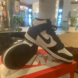 Nike Dunk black and white 2021 - Hej hörni har nu fyllt på lagret och har nu 4 stycket Nike dunk black and white 2021 i storlekarna 41 och 42. Kan mötas upp runt om i Stockholm norr ort och söder ort, skorna skickas inte, hör av er om ni har några frågor 