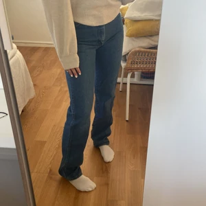 Wrangler jeans blåa - Köpta på beyond retro för 400 kr men aldrig använda av mig. Formar kroppen så fint och passar mig som brukar ha 38💞 Långa i benen så passar någon som är längre än mig också! 