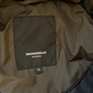 RockAndBlue Jacka , dam , storlek 36 - Bra skick men saknar en dragkedja på armen. Äkta päls, inga skador. köpt för ca 1700kr, säljer för 600kr