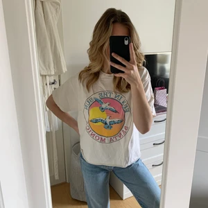 T shirt från Brandy Melville  - Jätte snygg t shirt från Brandy Melville. Använd fåtal gånger därför bra skick. Storlek onesize men passar allt från XS-M beroende på hur man vill att den ska sitta. Köpare står för frakt.