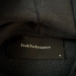 Peak Performance Hoodie, storlek M, Dam - Använt max 2 gånger, säljer för 750kr då en helt ny från butik kostar ca 1100kr