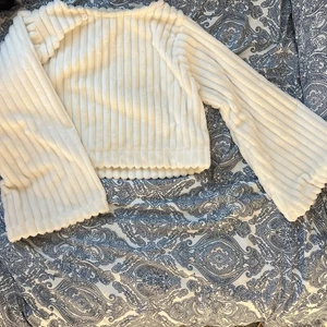 Mjuk Tröja, Ungefär storlek S, Bra skick - Tröjan är i bra skick, väldigt mjuk. Lite osäker på storleken då den är köpt utomlands och inte har kvar storleks lappan på!