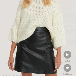 Stickad tröja Nakd  - Bilder från Nakds hemsida. En fin vit stickad tröja från Nakd i storleken S/M. Tröjan är använd endast ett fåtal gånger så ser ut som ny. 