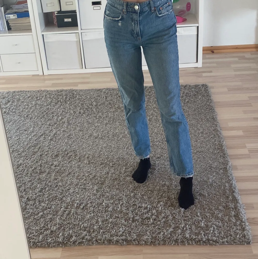 Säljer dessa Gina Tricot mom jeans då de är förkorta för mig. Använda några gånger men inget som man kan se på byxorna. Är 166 som referens. Jeans & Byxor.