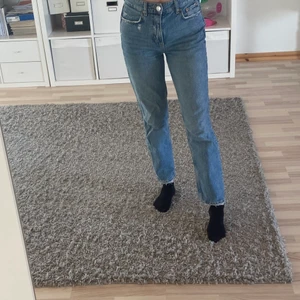 Gina Tricot mom jeans - Säljer dessa Gina Tricot mom jeans då de är förkorta för mig. Använda några gånger men inget som man kan se på byxorna. Är 166 som referens