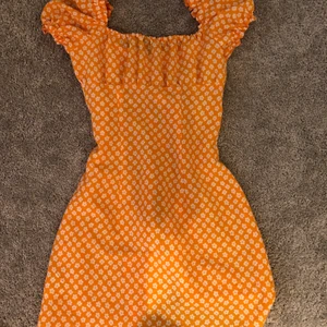 Klänning - Väldigt somrig klänning!! Väldigt fin skönt material😋 första bilden lånad!