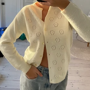 Vit kofta med söta detaljer - Inte såld, köpare svarar inte. Hör av er om ni är intresserade! Superfin vit kofta med söta detaljer och knappar. Funkar fint som topp eller att ha något under. Jättefint skick! 