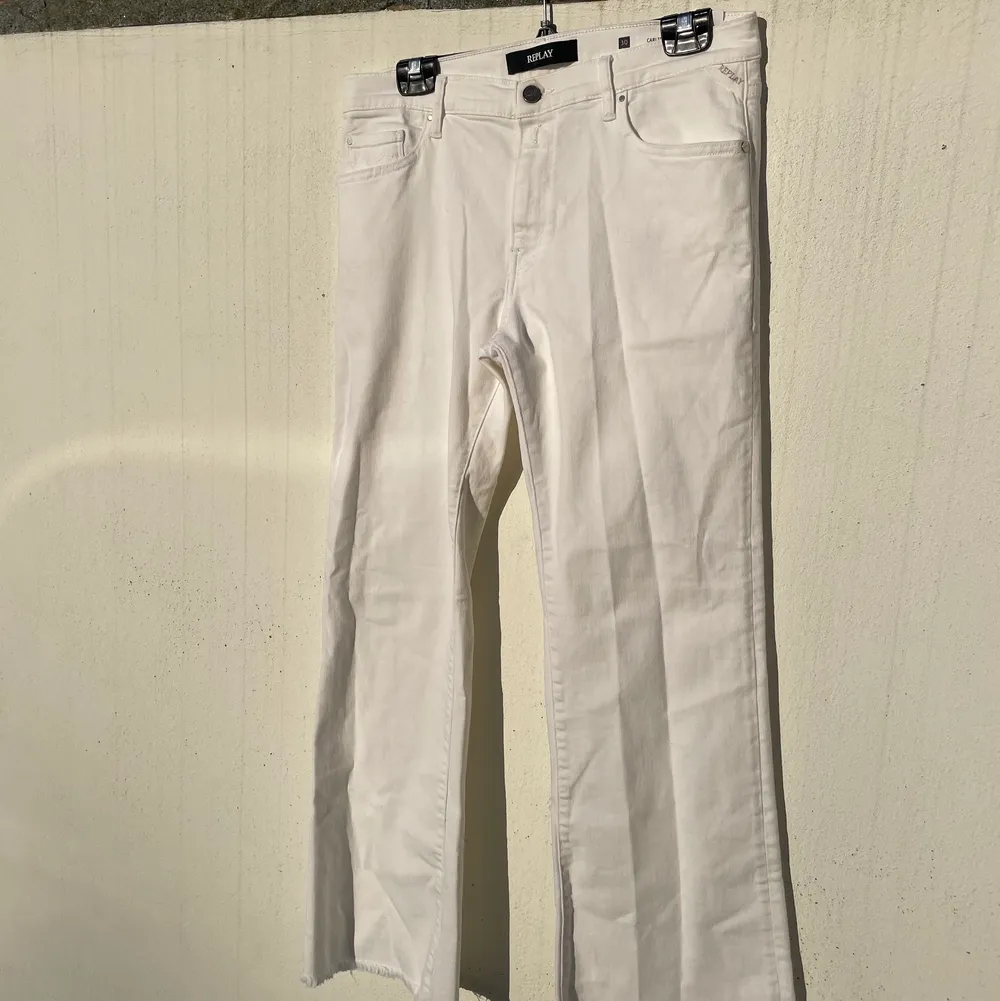 ❗️Första bilden är lånad❗️supersnygga vita lågmidjade jeans från Replay. Köpta på Plick. Helt oanvända. Ny pris 1300kr. 🌟. Jeans & Byxor.