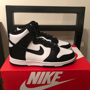 Dunk high panda - Dunk high panda (black white), helt nya och kvitto finns från Zalando. Skickar skorna samma dag om beställningen sker innan 20:00. Skorna har defekt i form av svart fläck på sulan, se bild. Därav är priset billigare då lägsta pris på restocks 2000kr