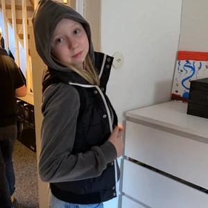 Väst - Tror det egentligen är en stallväst men den används som en vanlig väst oxå. Skitsnygg. Vet inte märket men det står ”Warp” i den. Pris går & diskuteras & mer bilder finns! 