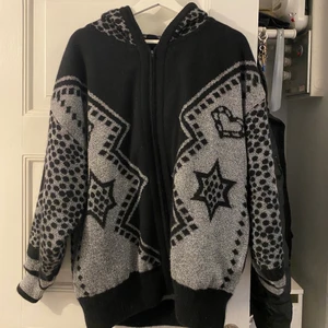 Mönstrad hoodie - Supersnygg mönstrad stickad hoodie i svart/silver! Köpt second hand så står inget märke men otroligt mysig o sitter bra på mig som är 175 cm lång o har storlek S/M. Köparen står för frakten!