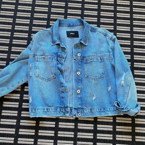 Jeansjacka - Jeansjacka från bikbok i storlek S. Aldrig använd så i nyskick! Nypris=499kr. Frakt tillkommer, men pris kan diskuteras! 😌