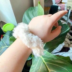 Fluffiga virkade scrunchies🥰 - Supersöt virkad scrunchie i fluffigt garn!🥰 Passar lika bra som en fin accessoar runt handleden som att sätta upp håret med!💕 Jag virkar dem själv efter beställning, och jag har ett par andra färger så om du är intresserad så skickar jag gärna bild på de färger jag har!😇 Skickar oftast inom 2-3 dagar efter beställning❤️ Köp en för 60:- och två för 110:-✨ (Kan även kombineras med andra scrunchies jag säljer)