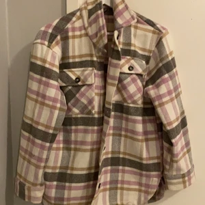 Varm skjorta  - Skjortan är ganska tjock. 💕 Köparen står för frakten. Säljer pga att den har blivit för liten. 