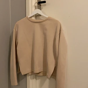 Beige tröja  - Köparen står för frakten.💞 Säljer pga att den inte är min stil längre. Lite annorlunda material på den. Det är slitsar längst ner på sidorna. 