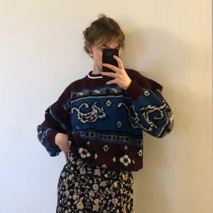 Stickad tröja -  Mysig stickad tröja köpt second hand, passar S/M/L beroende på vad man vill ha för passform❣️
