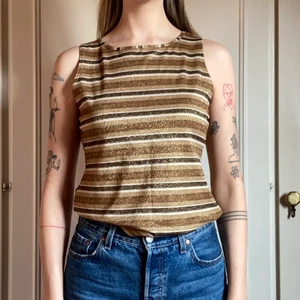 Glittrig topp - Jättefin oanvänd topp som är elegant skuren!