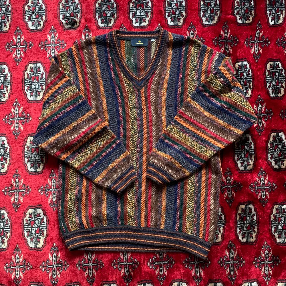 Super fin vintage stickad tröja i v neck! Passar small till large. Tröjor & Koftor.