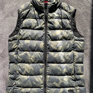 Hugo boss väst - Använd fåtal gånger, fint skick. Pris kan diskuteras vid snabb affär