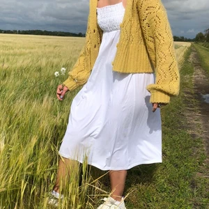 Vit sommarklänning - Vit sommarklänning från zara, tjejen på bilderna är 174 och strl 36 men passar även mig (167 strl 34)💕. Stretchiga material så skulle passa en större storlek också!