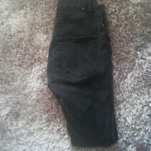 Säljer ett par svarta jeans  - Jag säljer 1 par svarta jeans som är storleken s/xs, men är mer av storleken m. Priset ligger runt 100kr. Men vid ett snabb och smidig affär kan jag tänka mig gå ner i priset. Köparen står för frakten som är 50kr 