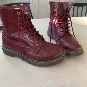 Dr Martens i stl. 38 - Säljer ett par vinröda Dr Martens i stl 38 lite slitna i skinnet men det går säkert att fixa hos skomakaren som kan putsa upp dessa.