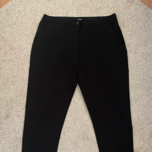 Kostymbyxor storlek M/L - Svarta kostymbyxor från Jacqueline de Yong i storlek XL men de är ganska små i storleken så skulle säga att de är i M/L. Super skönt material och fickor på sidorna. Köparen står för frakten!🖤