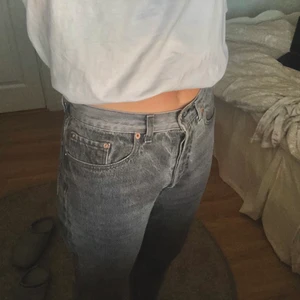Levisjeans  - Gråa levisjeans modell 901. Bara använda ett fåtal gånger men fanns en liten fläck när jag köpte (se bild 2) därav billigare pris. Jeansens längd på mig sista bilden, är 167 <3