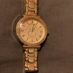 versace klocka - säljer nu min versace klocka då den tyvärr var för stor. inte använd så helt ny, pris kan sänkas extremt vid snabb affär