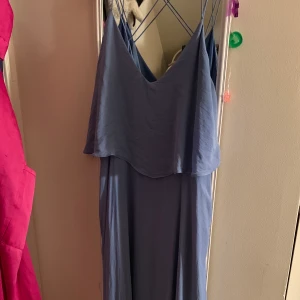 Ljusblå balklänning - Fin balklänning med fina band! 