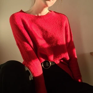 Stickad tröja - Röd basic stickad tröja. Varm och skön till höst och vinter. Lite längre, går nästan över rumpan på mig. Använd ett fåtal gånger.