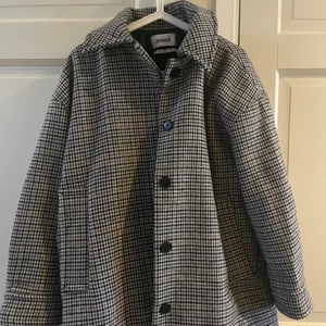 Vårjacka weekeay - Säljer denna fina vårjackan från weekday i storlek XS, den är oversized så passar Xs-S. Köpt i vintras men då jag inte använt den så väljer jag att sälja vidare 💕 nypris 1000kr