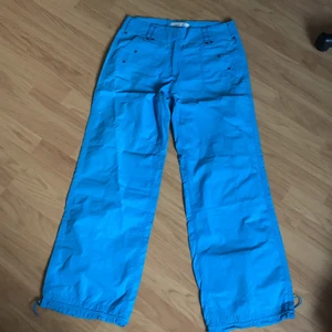 lågmidjade cargobyxor - lågmidjade cargo byxor i fet blå färg, köparen står för frakt💚