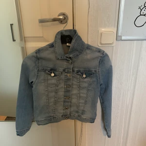 Blå jeansjacka - Säljer denna blåa jeansjackan från hm i storlek 140. Använd men i gott skick, säljer för 120 kr. Kontakta gärna ifall ni har frågor eller är intresserade. 