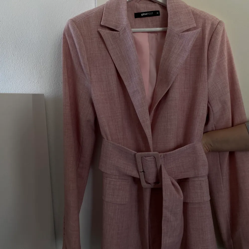 Rosa blazer från Gina Tricot. Storlek:38. Skärpet är avtagbart . Kostymer.