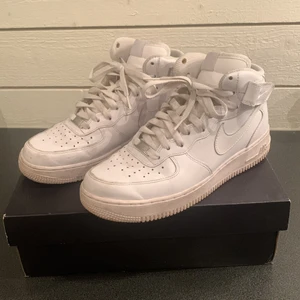 Nike Air Force Mid vita - Ett par vit air force mid. Äkta och i bra skick med väldigt lite creases. man kan få med crease blockers när man köper skorna vilket förhindrar att de creasar. Ställ gärna frågor. Köparen står för frakten 📦 