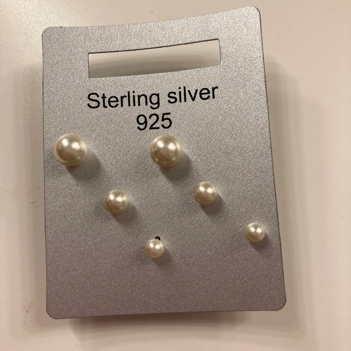 Ett kit med örhängen 