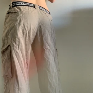 Cargobyxor!💋 - Min kamera är trasig, så därför reflekteras den orangea tröjan hehe! Skriv om du har några frågor!❤️ midja:89cm innerben:justerbar 