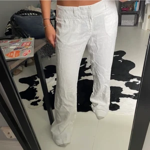 Linnebyxor  - Lågmidjade linnebyxor från Esprit. Förlånga för mig så de är uppsydda och insydda i midjan men det går att sprätta upp. Storlek 38 men mer som 36. (Lånade bilder från tidigare säljare). Tjejen på bilden är 166. Perfekta nu till sommar <3